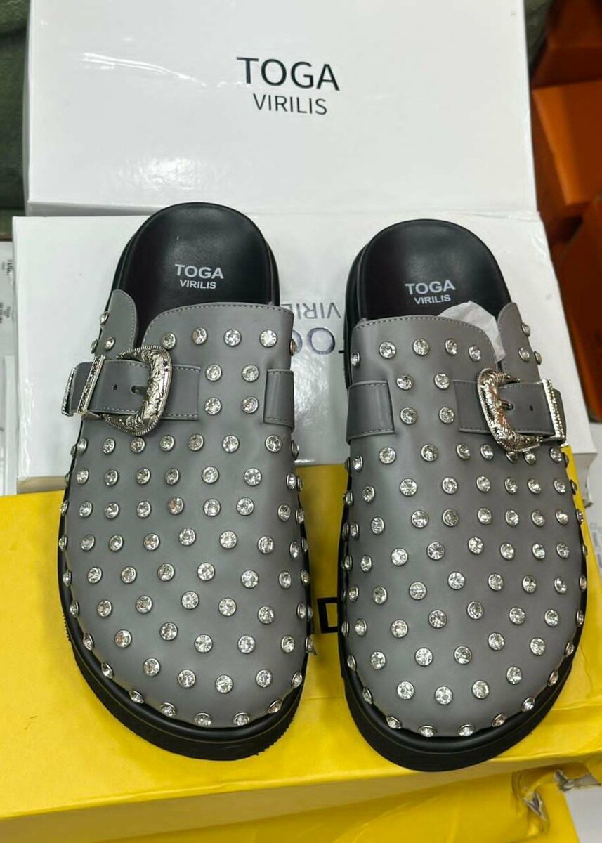 Mules à Boucles et Clous Toga