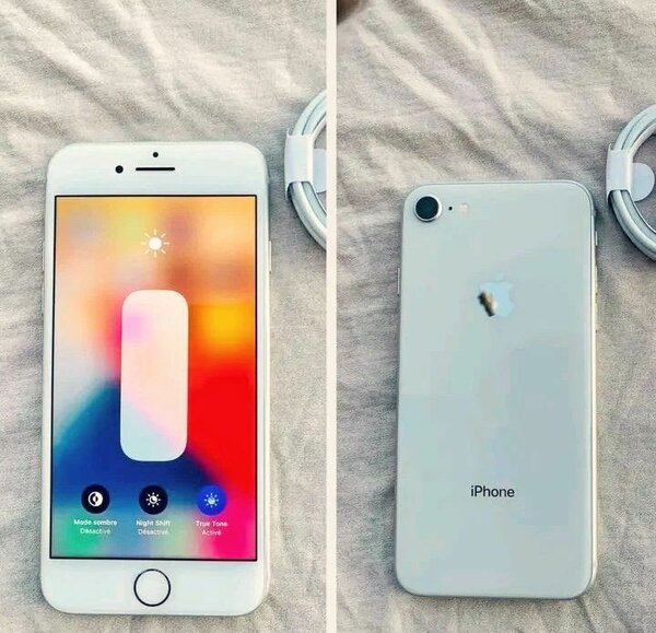 iPhone blanc avec chargeur