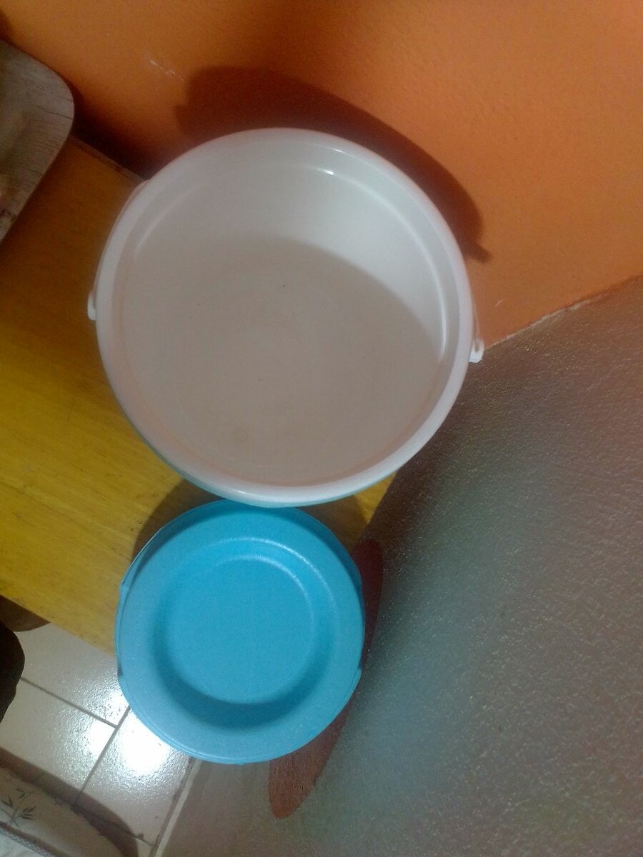 Seau en plastique avec couvercle