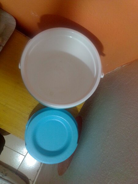 Seau en plastique avec couvercle