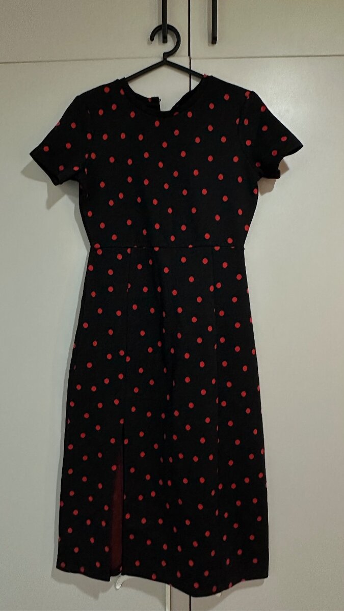 Платье в горошек.