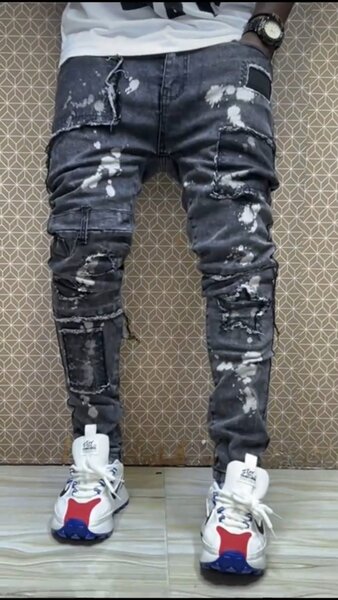 Jeans déchirés et peints