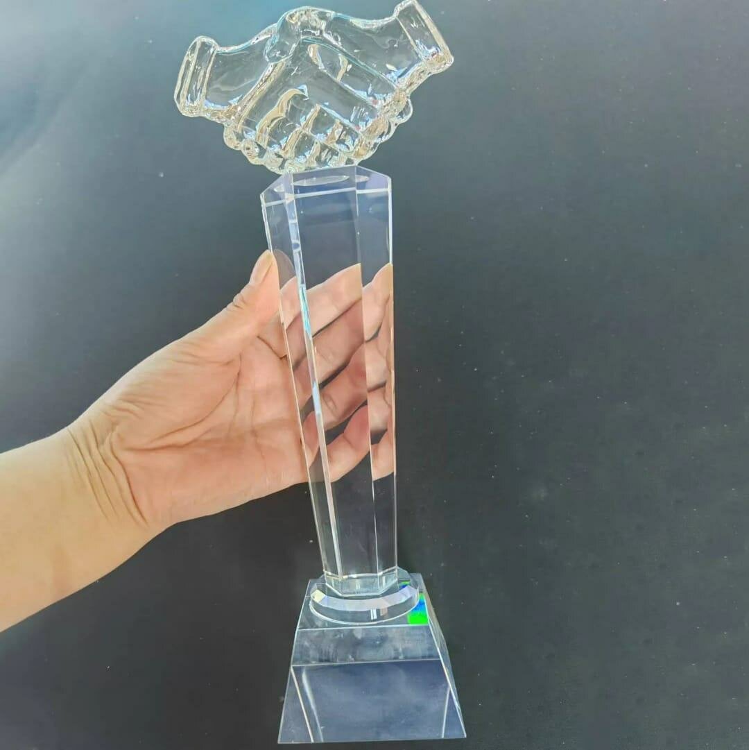 Trophée en cristal de poignée de main