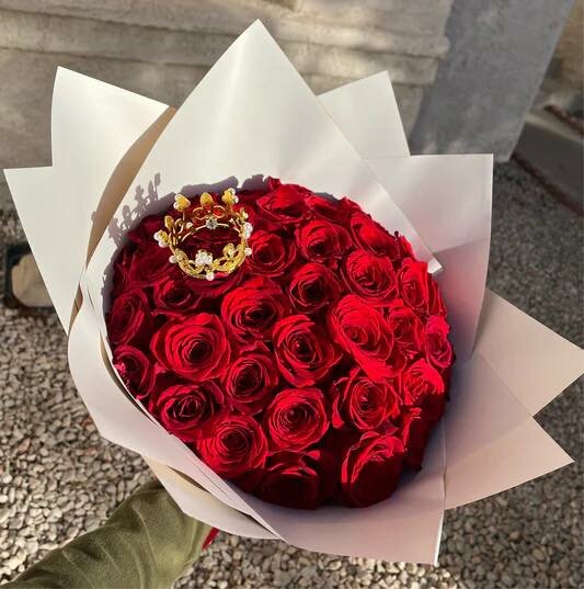 large bouquet with crown