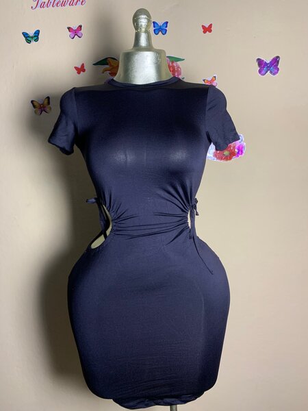 Robe moulante avec découpes