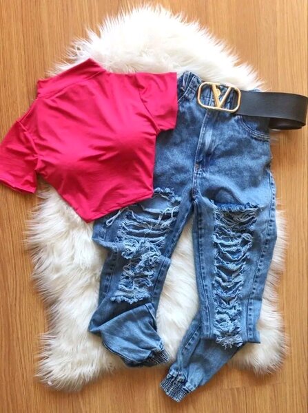 Jean déchiré et top rouge