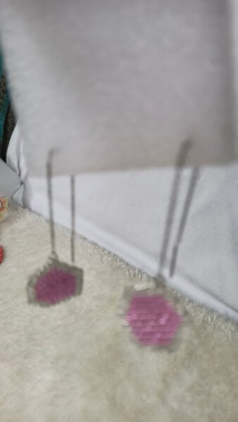 Boucles d'oreilles pendantes roses en perles