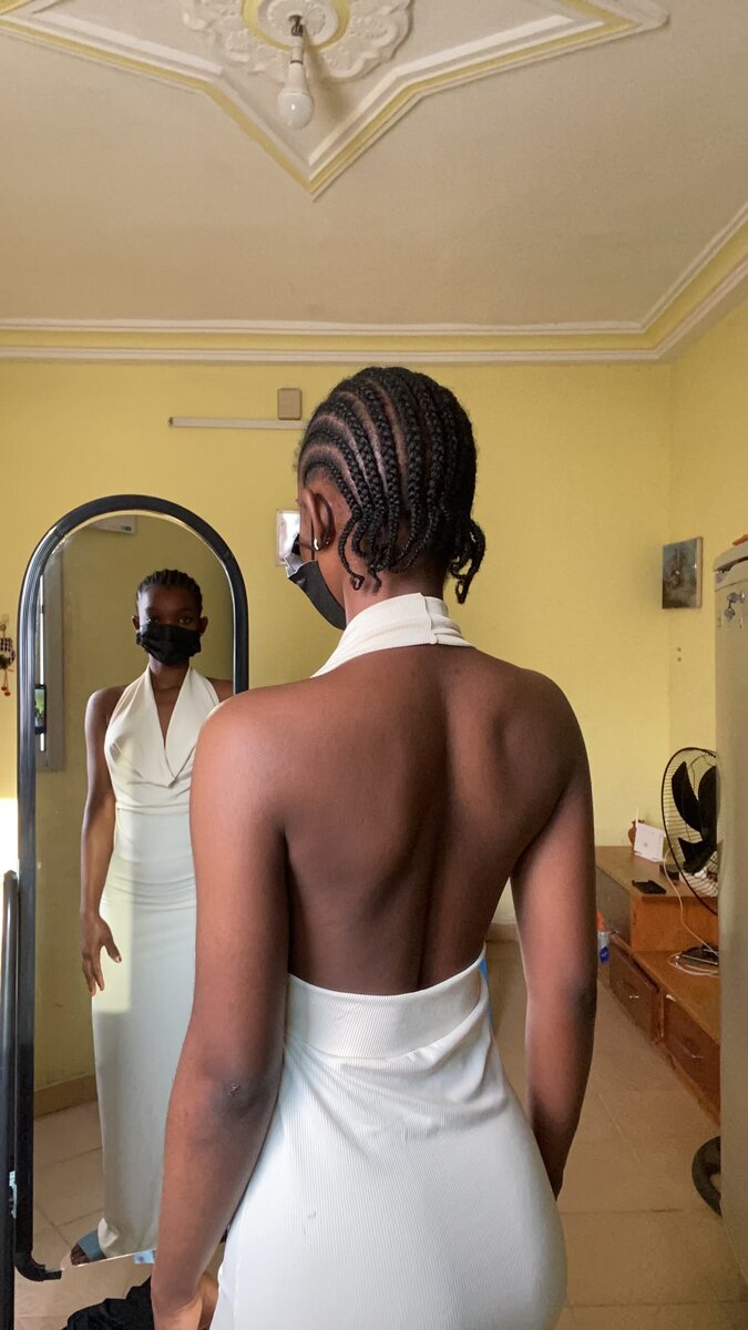 Robe élégante dos nu