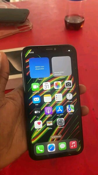 iPhone XR noir 64 Go