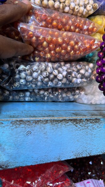 Perles en plastique colorées