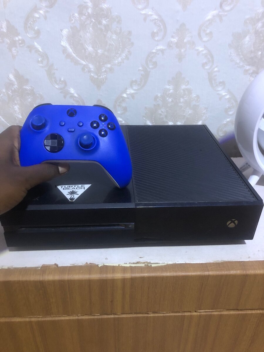 Xbox one with 1pad and 7games