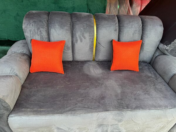 Canapé gris avec coussins orange