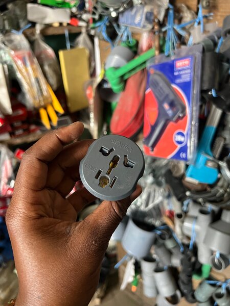 Adaptateur universel de voyage