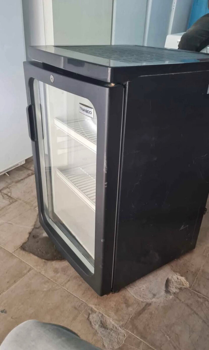 Mini réfrigérateur vitré compact