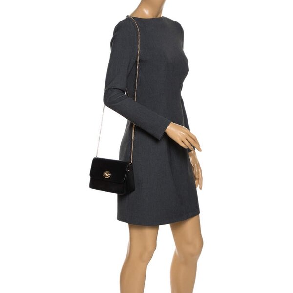 Элегантная кожаная сумка в минималистском стиле от Coach