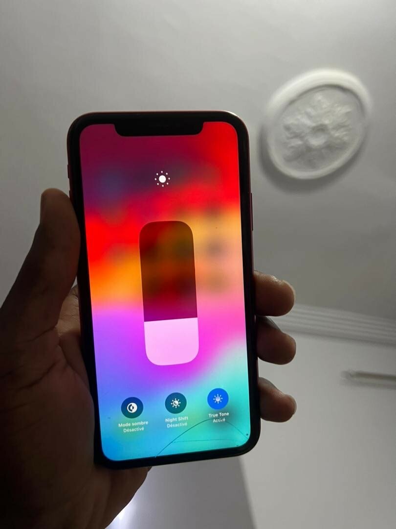 iPhone XR 64g fissuré