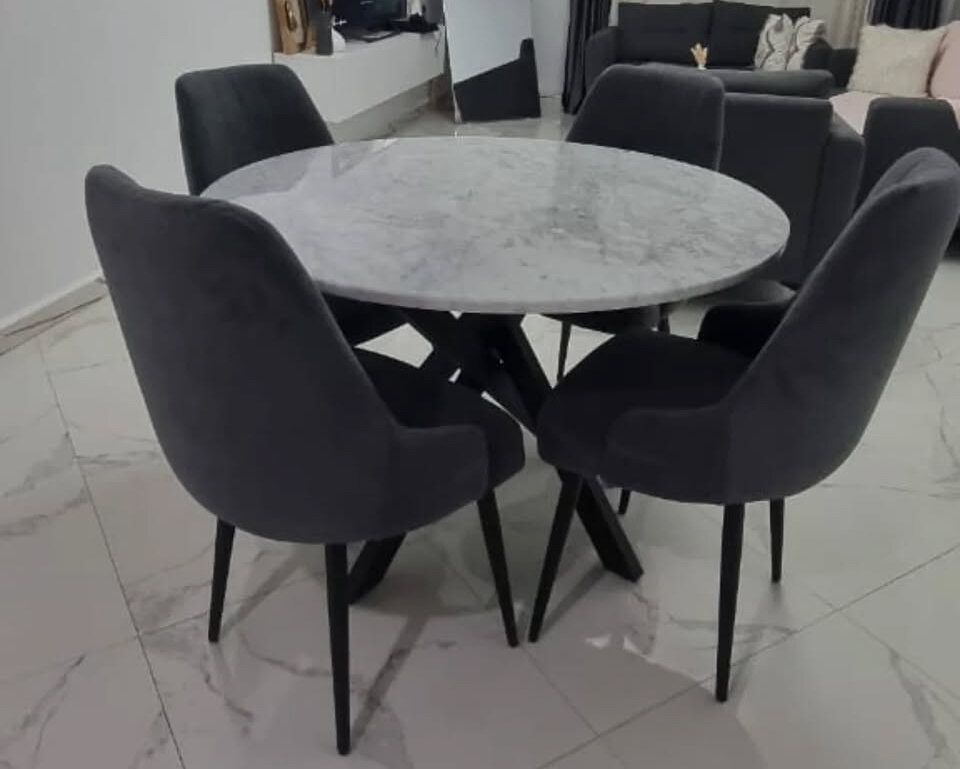Table ronde en marbre avec chaises