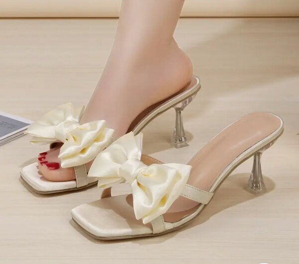 Sandales à talons avec nœud glamour