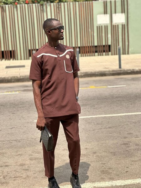 Ensemble homme Africain moderne