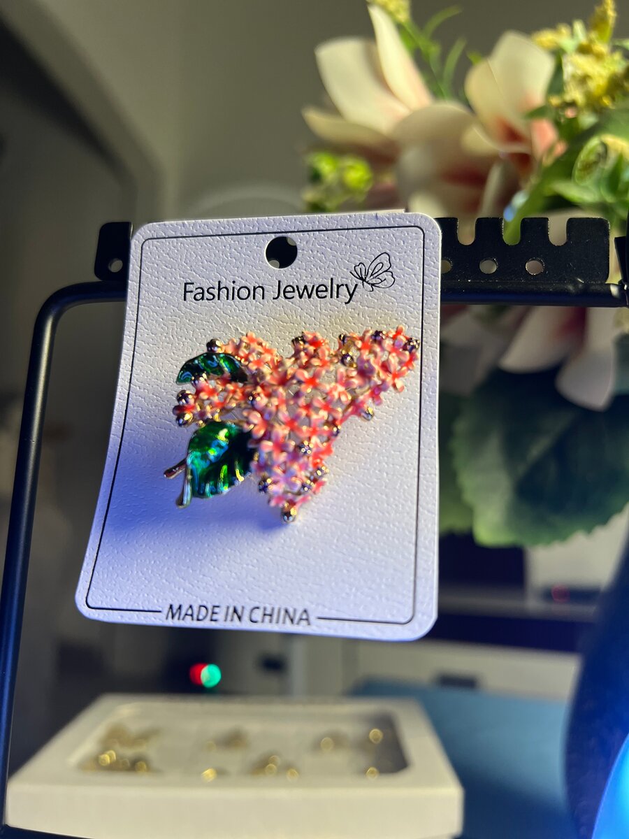 Broche élégante florale perle