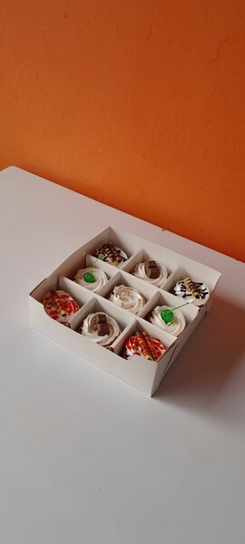 Box of 9 cupcakes