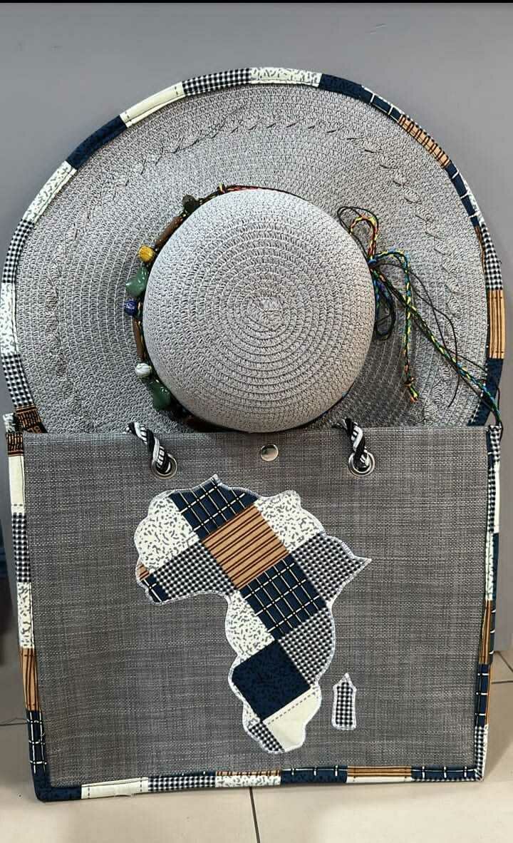 Chapeau et Sac Africain Élegants