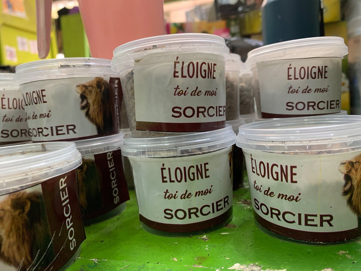 ÉLOIGNE TOI DE MOI SORCIÈRE