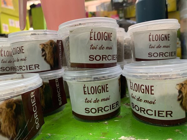 ÉLOIGNE TOI DE MOI SORCIÈRE