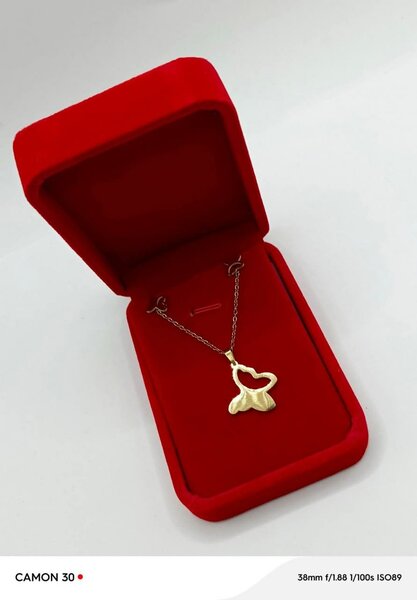 Collier pendentif papillon doré