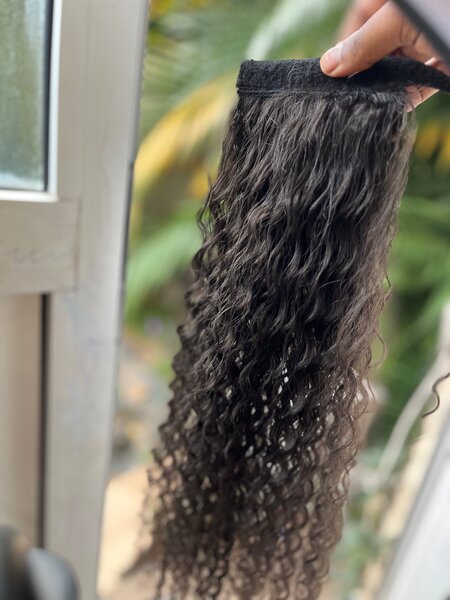 Perruque queue-de-cheval curly