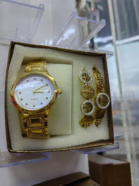 Montre Dorée Élégante Femme