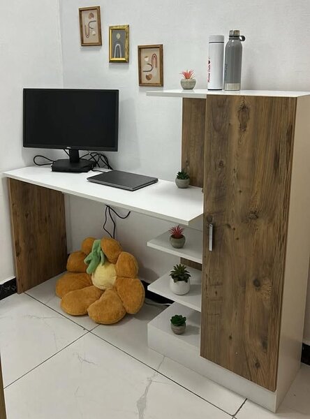 Bureau moderne avec étagères