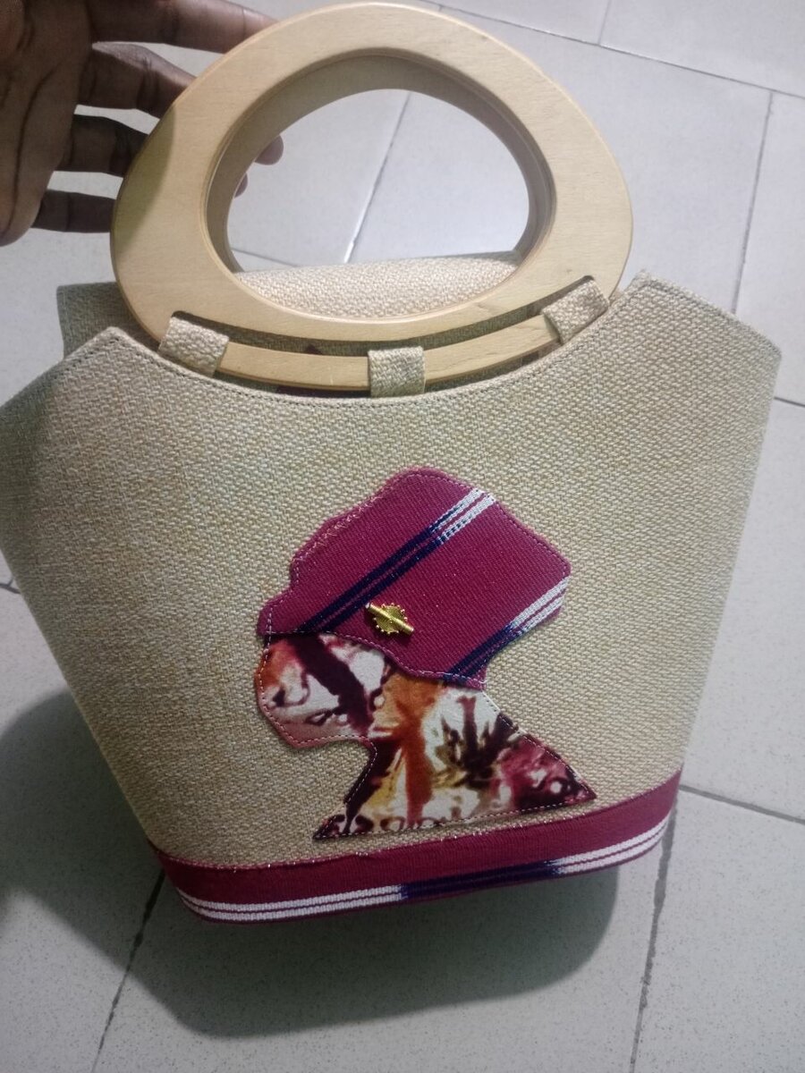 Sac à main en toile avec anse en bois