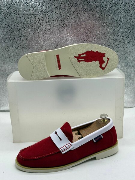 Mocassins en daim rouge élégants