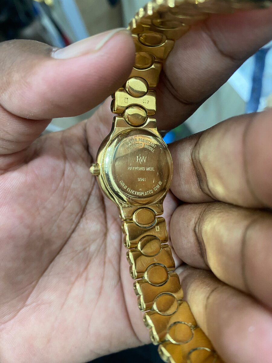 Montre Femme Dorée Élégante