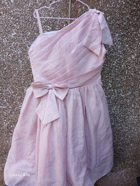 Robe rose à une épaule