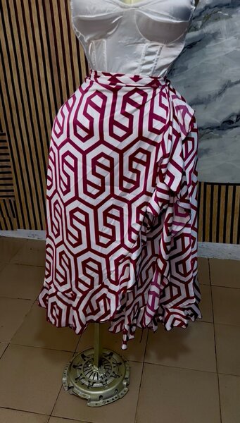 Jupe mi-longue à motifs élégants