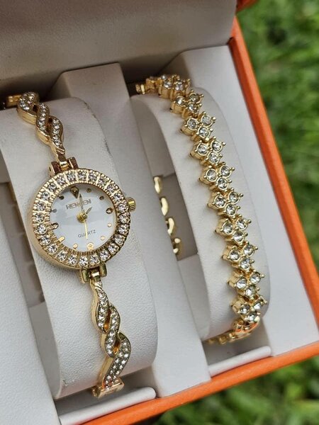 Montre Femme Dorée Élégante