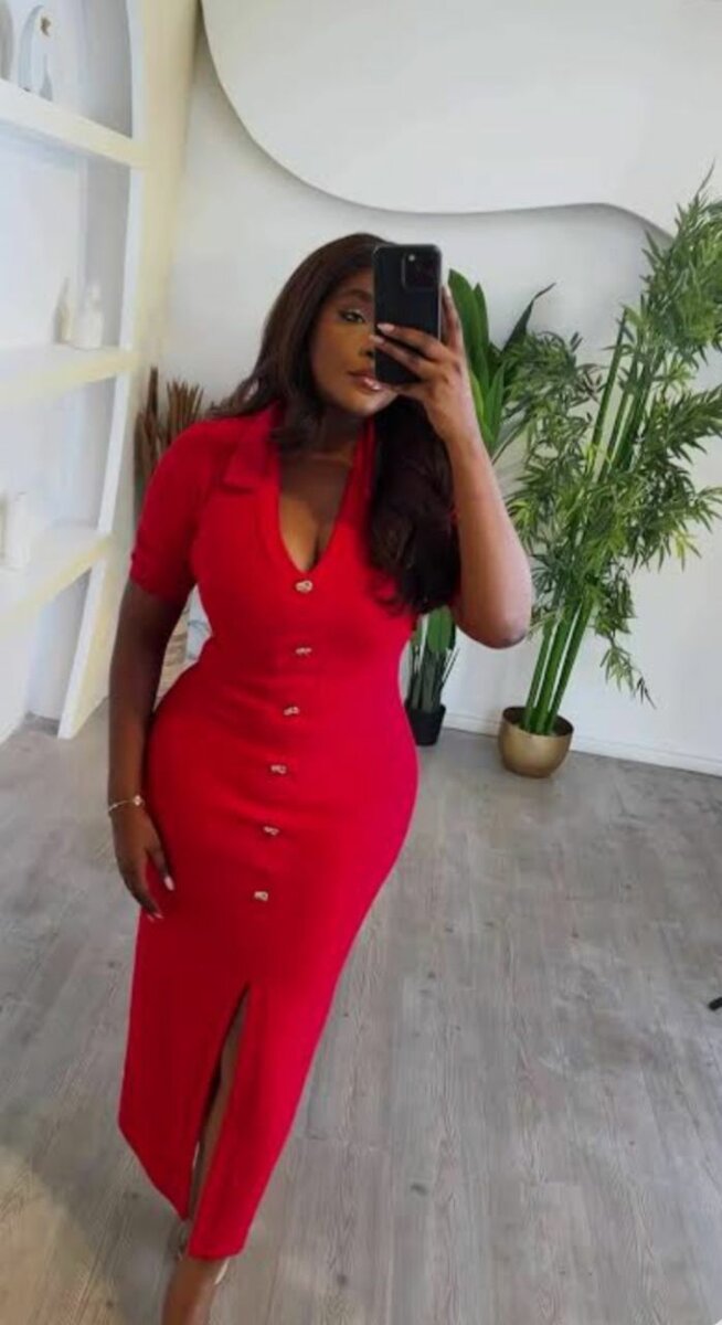 Robe rouge élégante à boutons