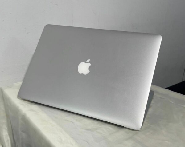 Macbook Air CORE i5 Anne 2011