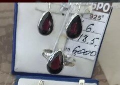 Красивый комплект украшений (серьги + кольцо)