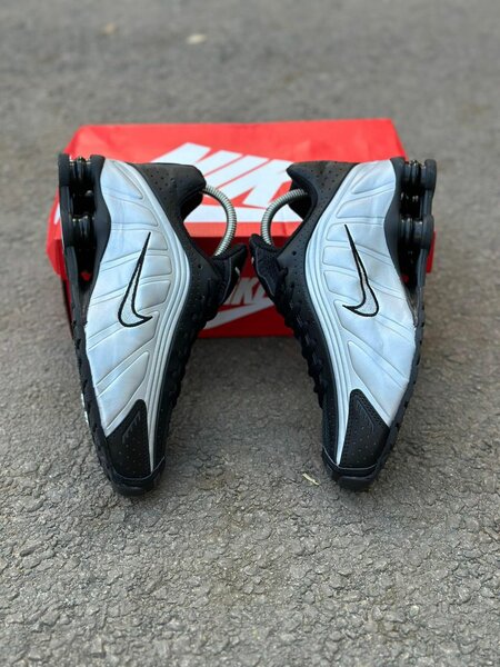 Baskets Nike noires et argentées