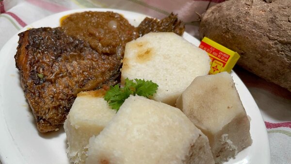 Plat de poisson grillé et igname