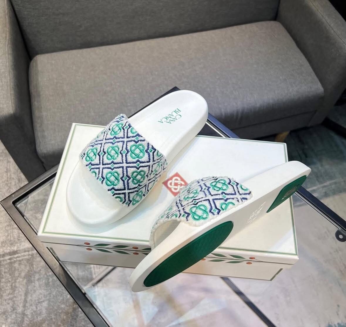 Claquettes élégantes motif floral