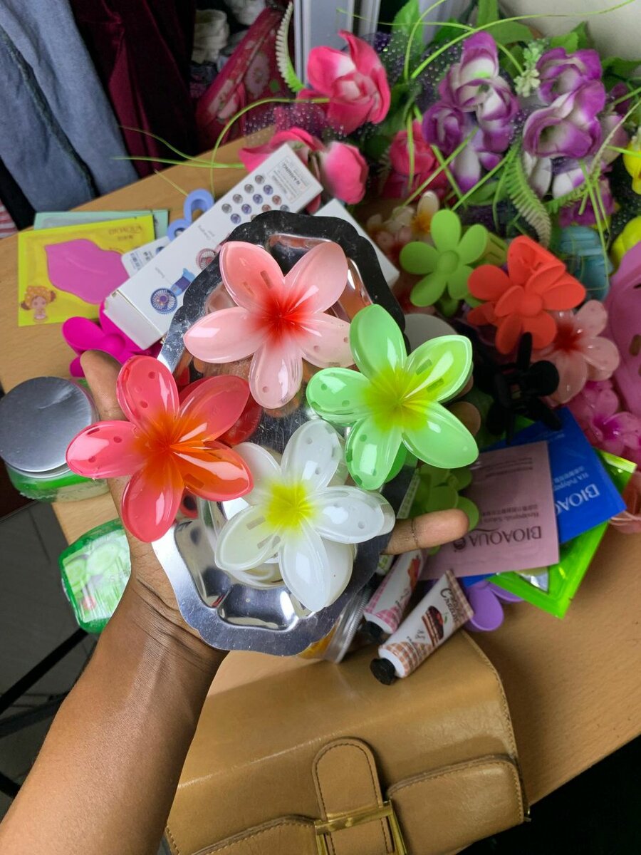 Épingles à cheveux fleuries multicolores