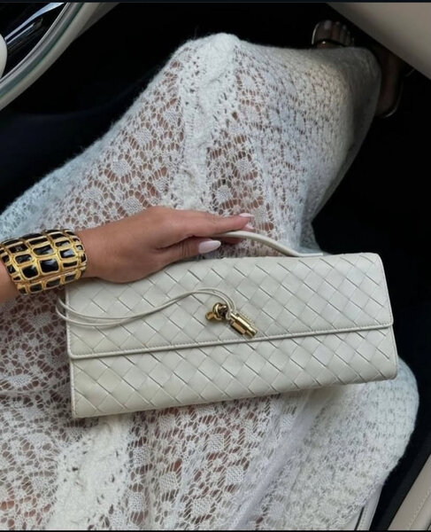 Pochette tressée élégante