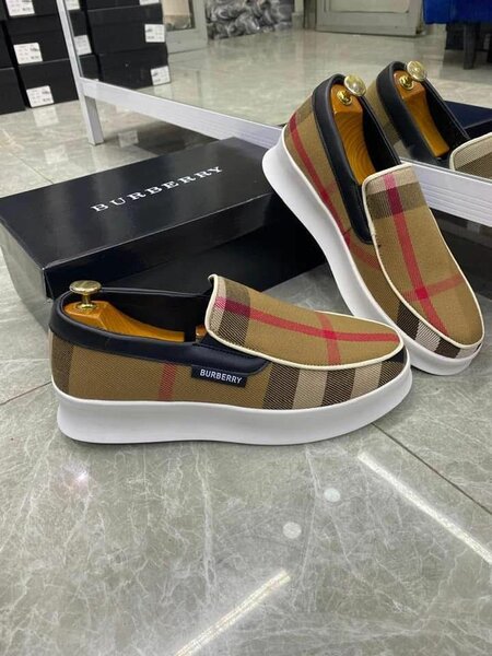 Mocassins à carreaux rouges