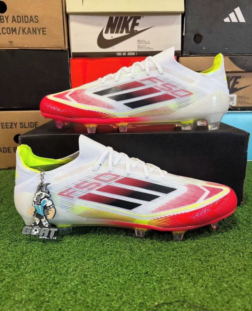 Chaussures de Football Adhérentes