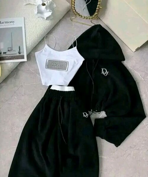 Ensemble survêtement et crop top noir et blanc