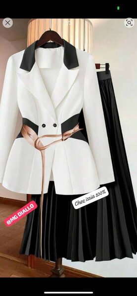 Blazer et Jupe Évasée Élégante